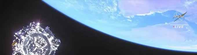 Foto genomen vanuit de ruimte van de James Web Space Telescoop, een glimmend ruimteschip in de vorm van een kubus, met de aarde in de rechterbovenhoek.