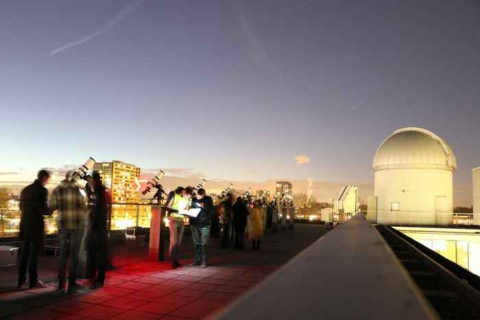 Eerstejaarsstudenten van de UvA doen hun eerste astronomische waarnemingen op het dak
