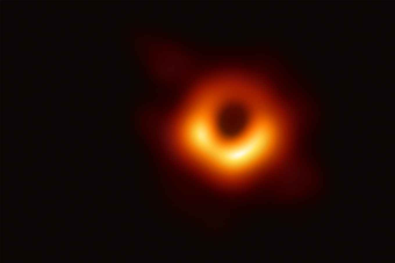 De eerste ‘foto’ van een zwart gat. Afgebeeld is het superzware zwarte gat in de kern van het 55 miljoen lichtjaar verre sterrenstelsel M87. © EHT Collaboration