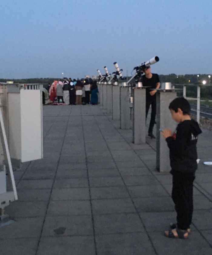 Een groep mensen op het dak bij het Anton Pannekoek Instituut tijdens één van de outreach-activiteiten van Altair.