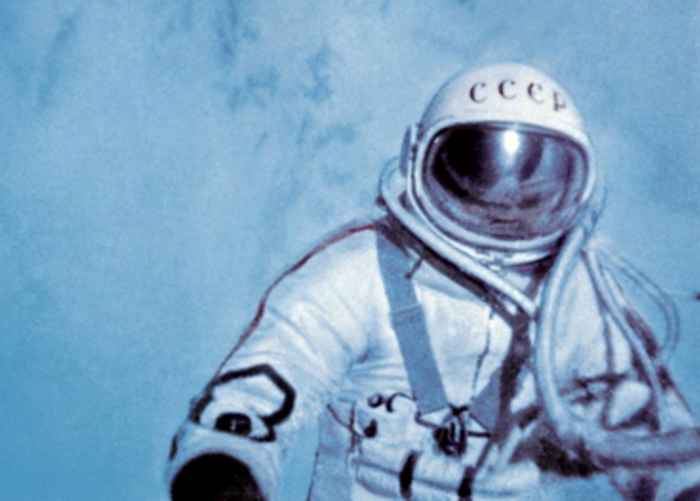Afbeelding 3: Ruimtewandeling van Aleksej Leonov in 1965. De allereerste menselijke ruimtewandeling. Foto: Russian Space Agency.